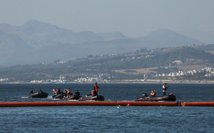 España instala barrera flotante en Ceuta tras crisis migratoria
