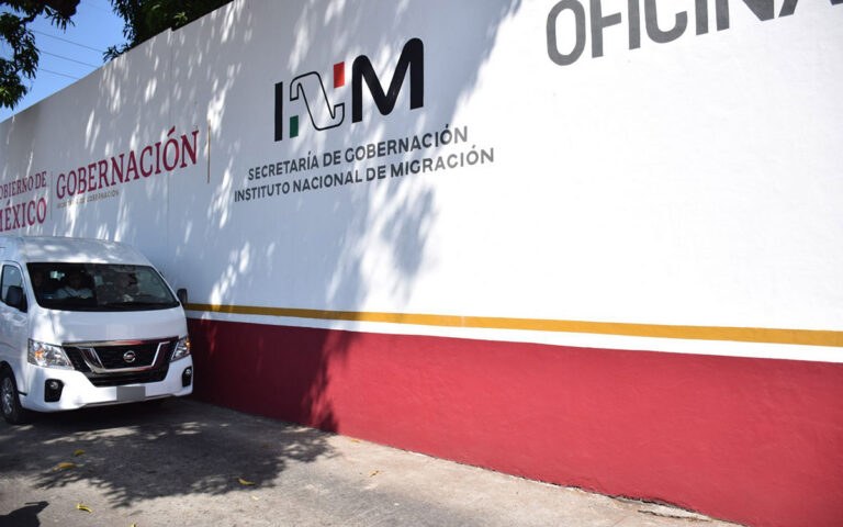 Migrantes denuncian extorsiones en estación del INM en Chiapas