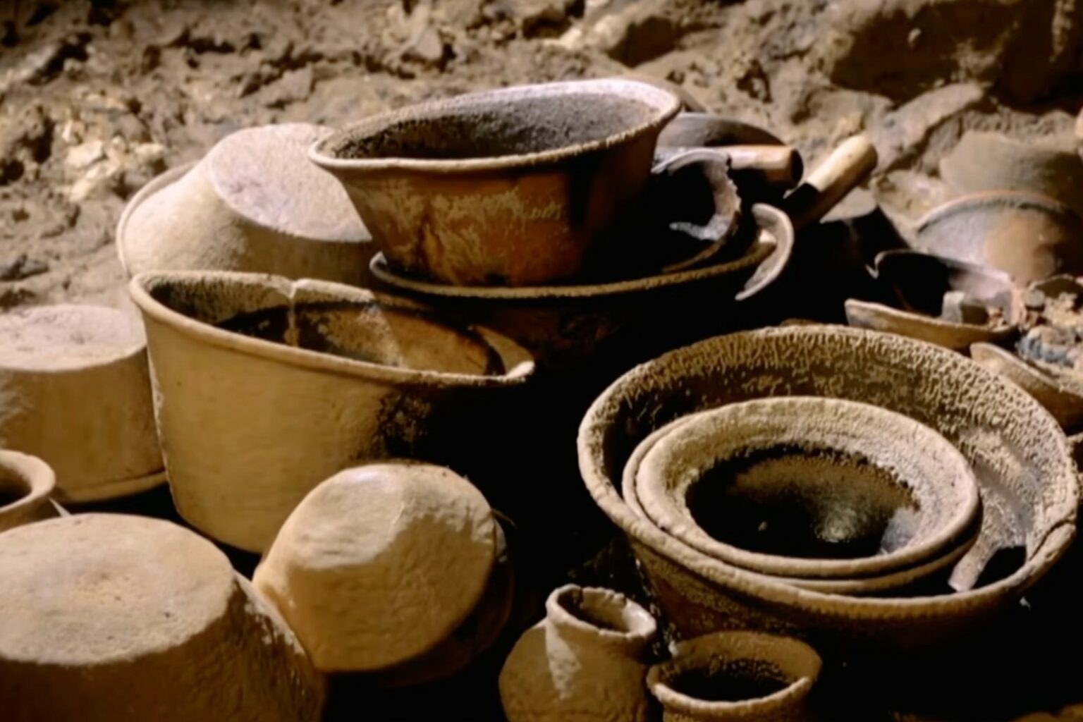 Descubren 179 piezas prehispánicas en cueva zoque en Chiapas