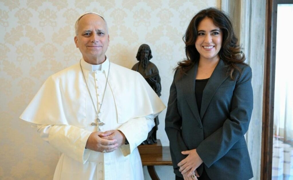 Papa León XIV recibe a María Montserrat Alvarado en Vaticano