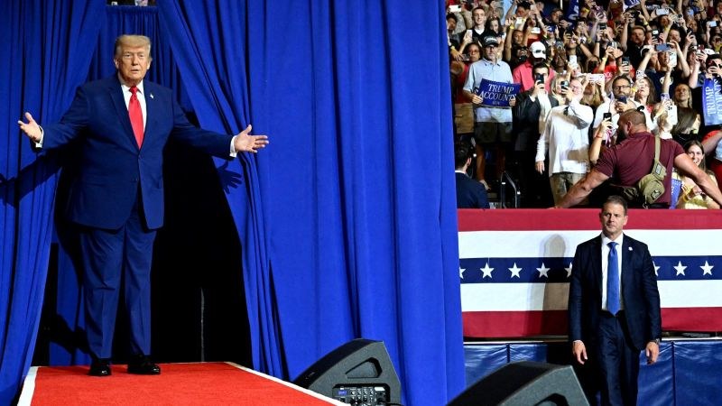Trump invierte millones para salvar control republicano en Congreso