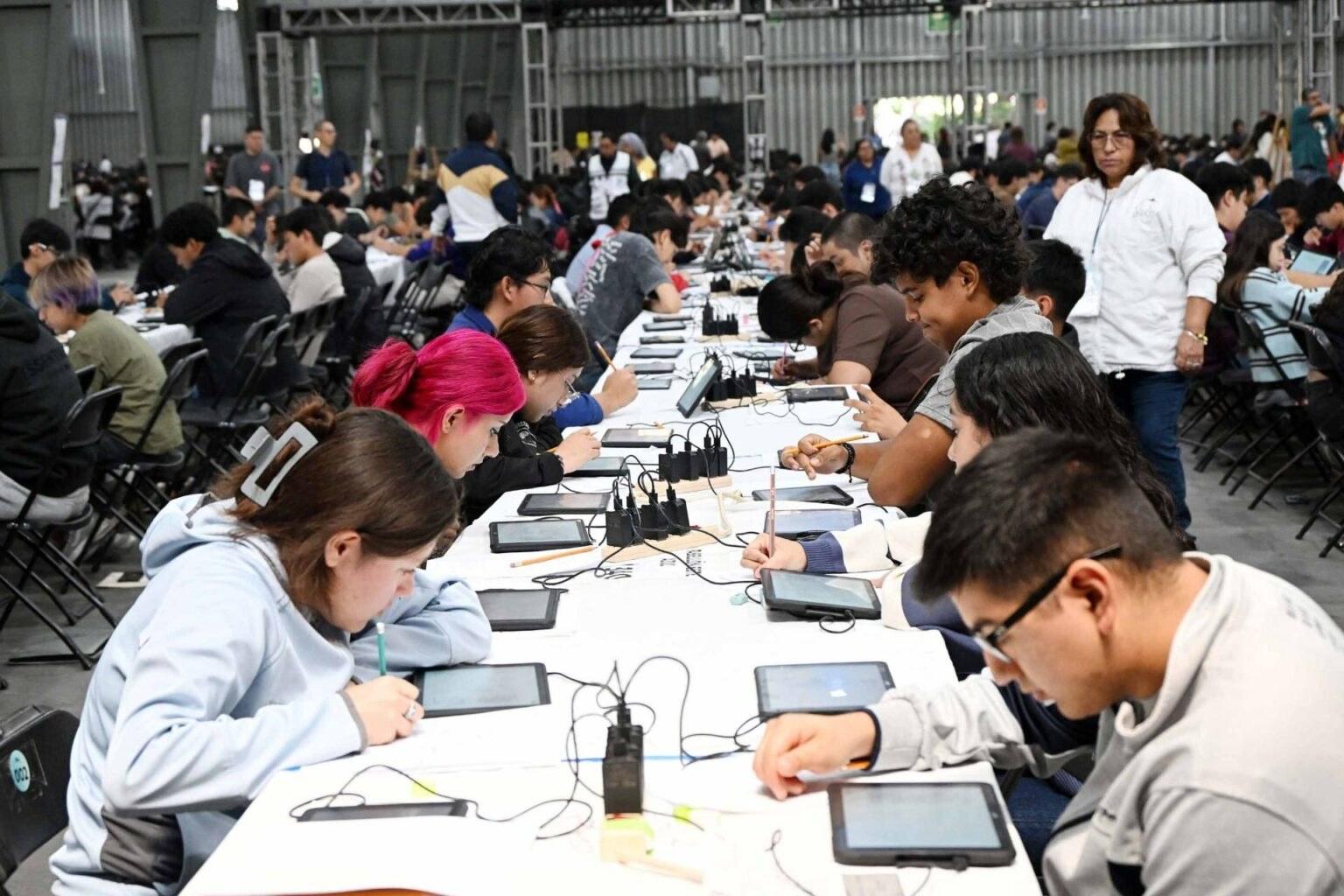 Gobierno abre 37 mil plazas para jóvenes fuera de la UNAM