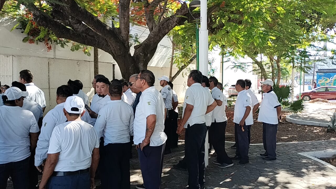 Taxistas de Cancún exigen medidas contra Uber y transporte pirata