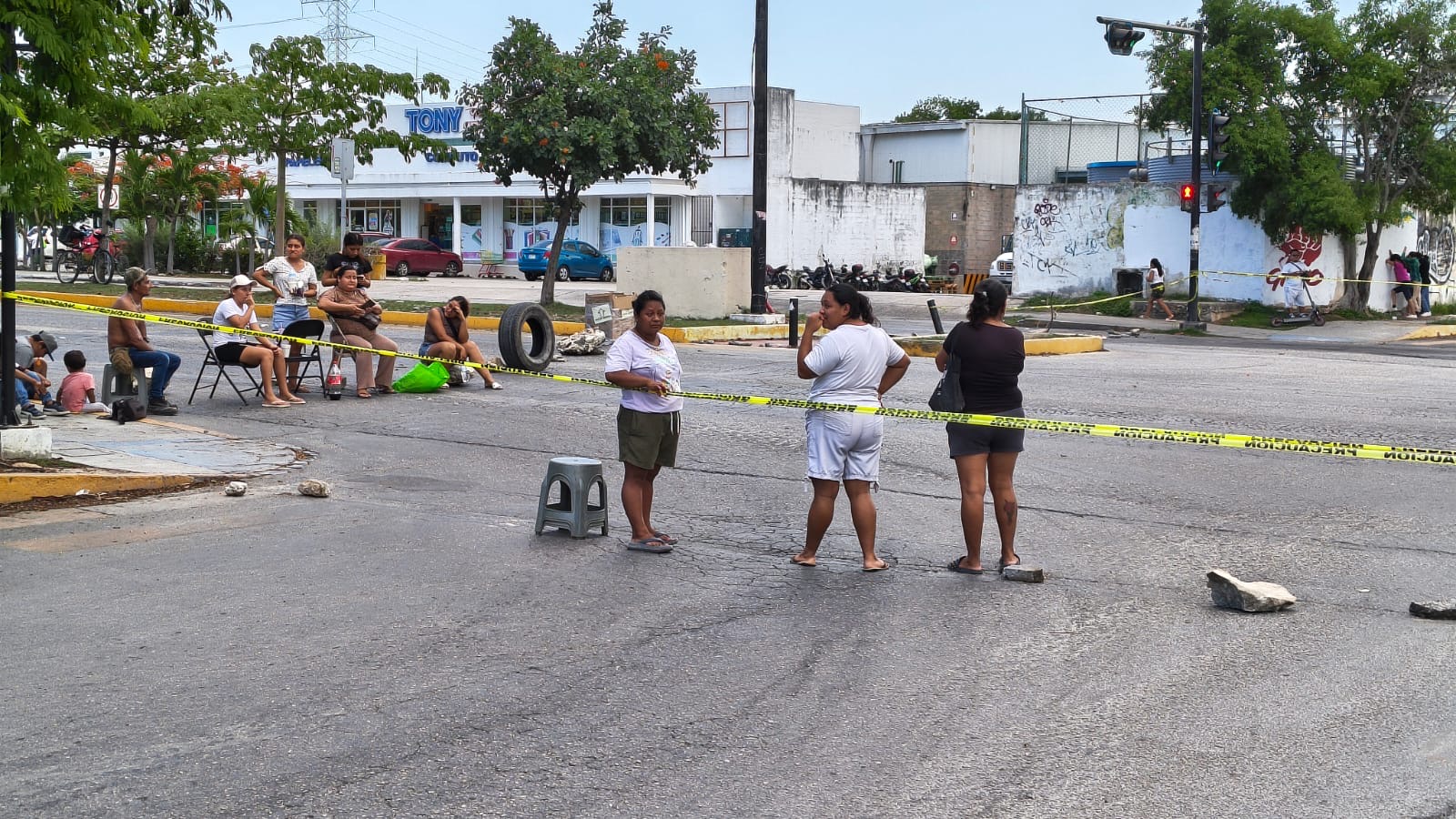 Bloquean avenida en Playa del Carmen por fallas de CFE
