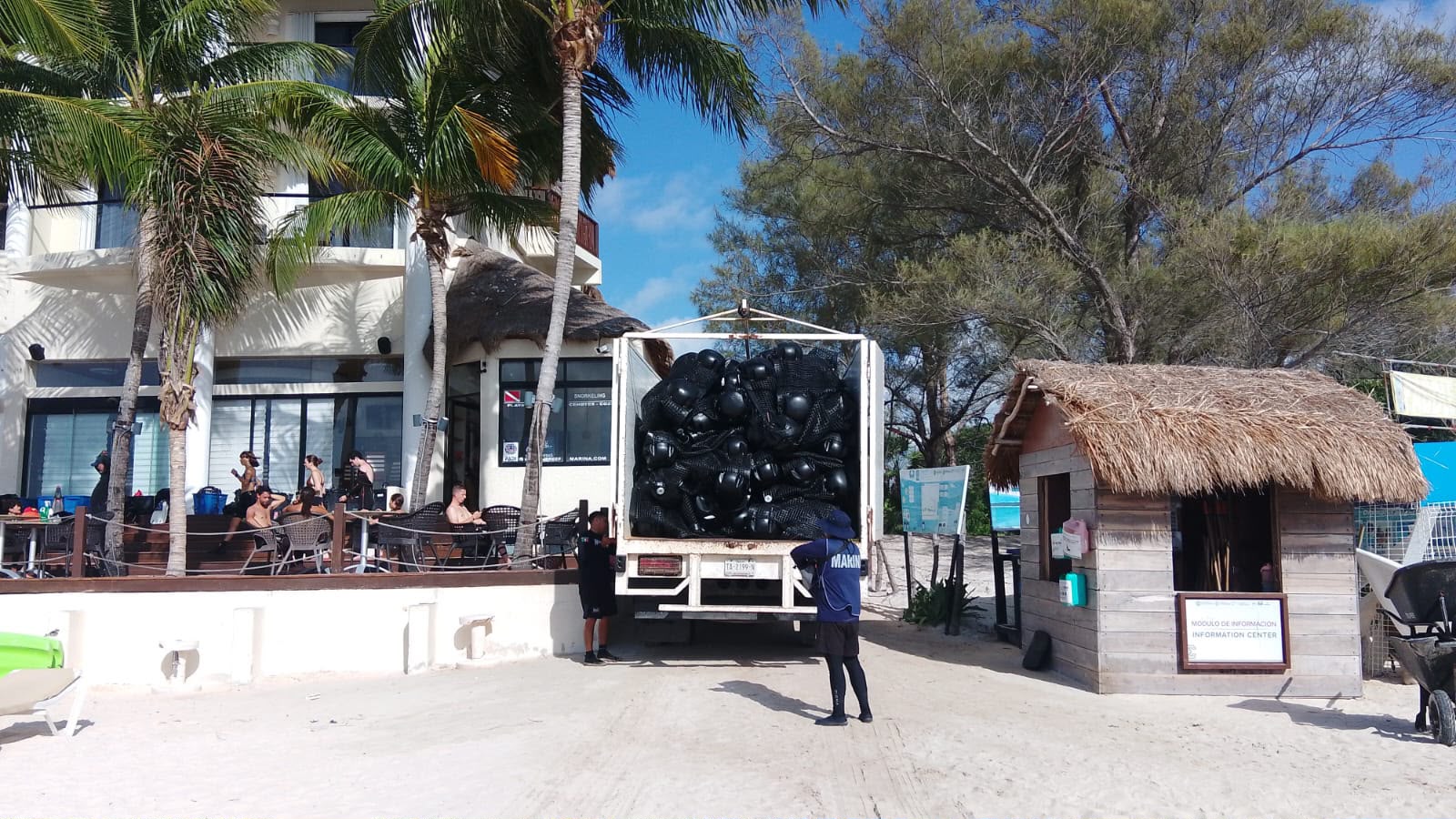 Playa del Carmen instala barreras antisargazo en su litoral