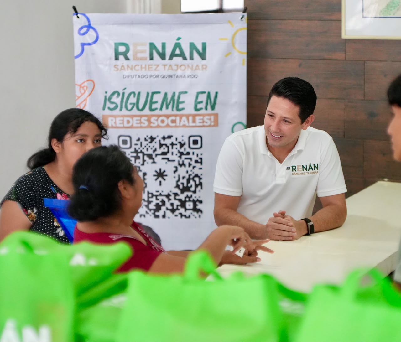 Renán Sánchez inicia entrega de kits escolares en Cozumel
