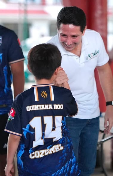 Renán Sánchez entrega uniformes al Sub-10 de Cozumel