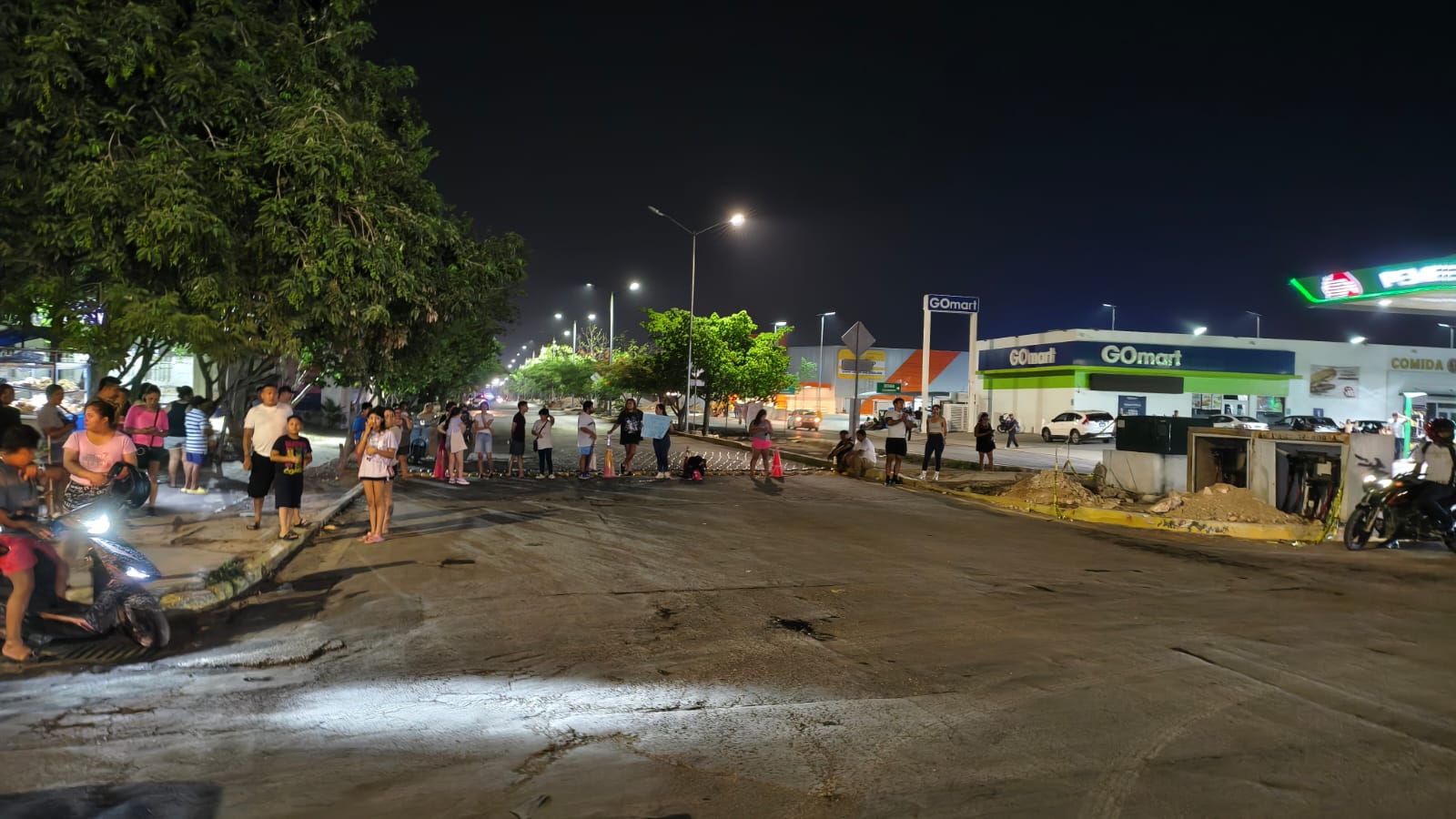 Playenses bloquean avenida por apagones recurrentes