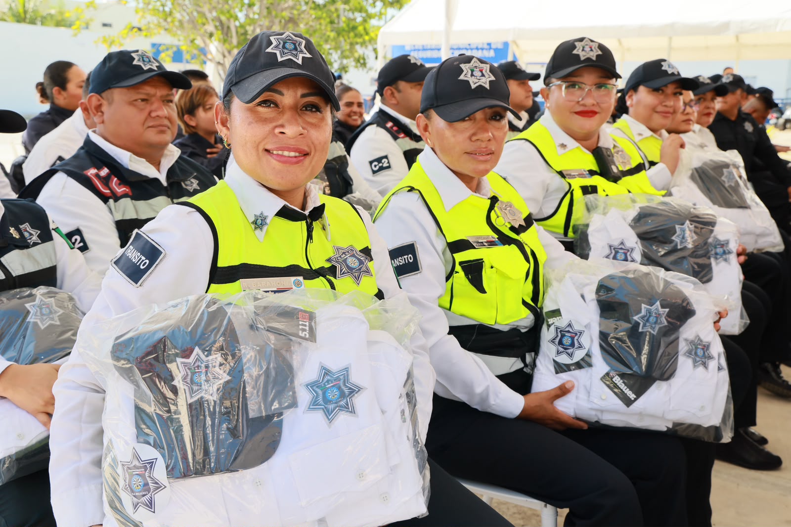 Atenea Gómez entrega 500 uniformes a policía municipal