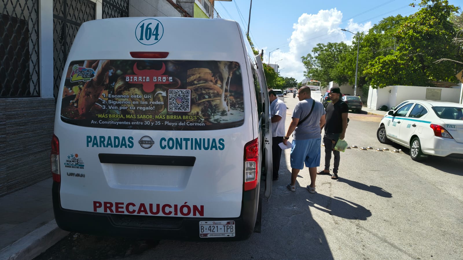 Chofer de combi lesiona a pasajero en Playa del Carmen