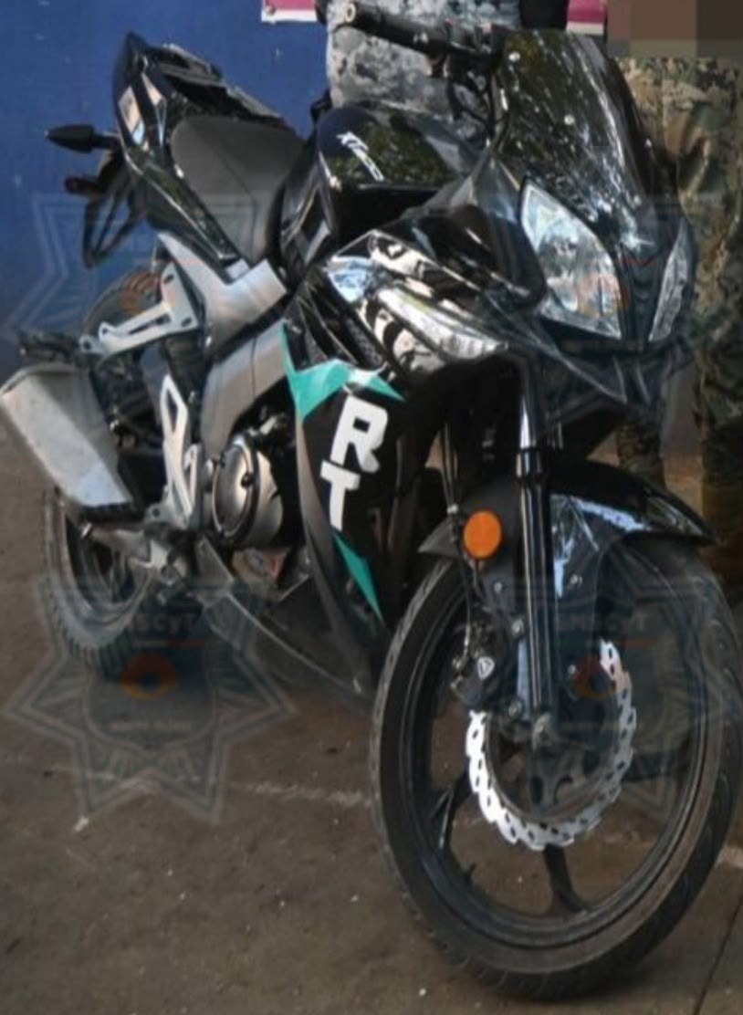 Detienen a dos hombres y recuperan moto robada en Cancún