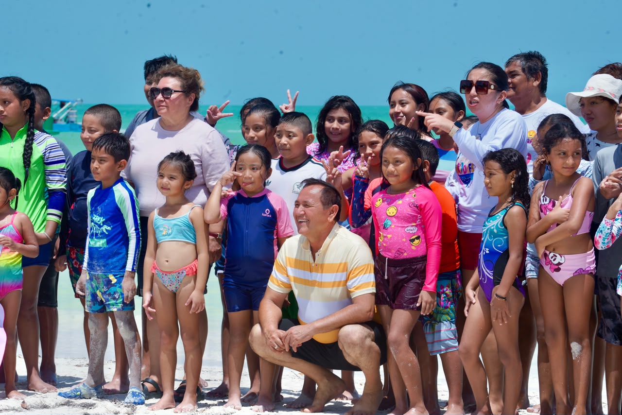 Nivardo Mena regala excursión a niños del DIF