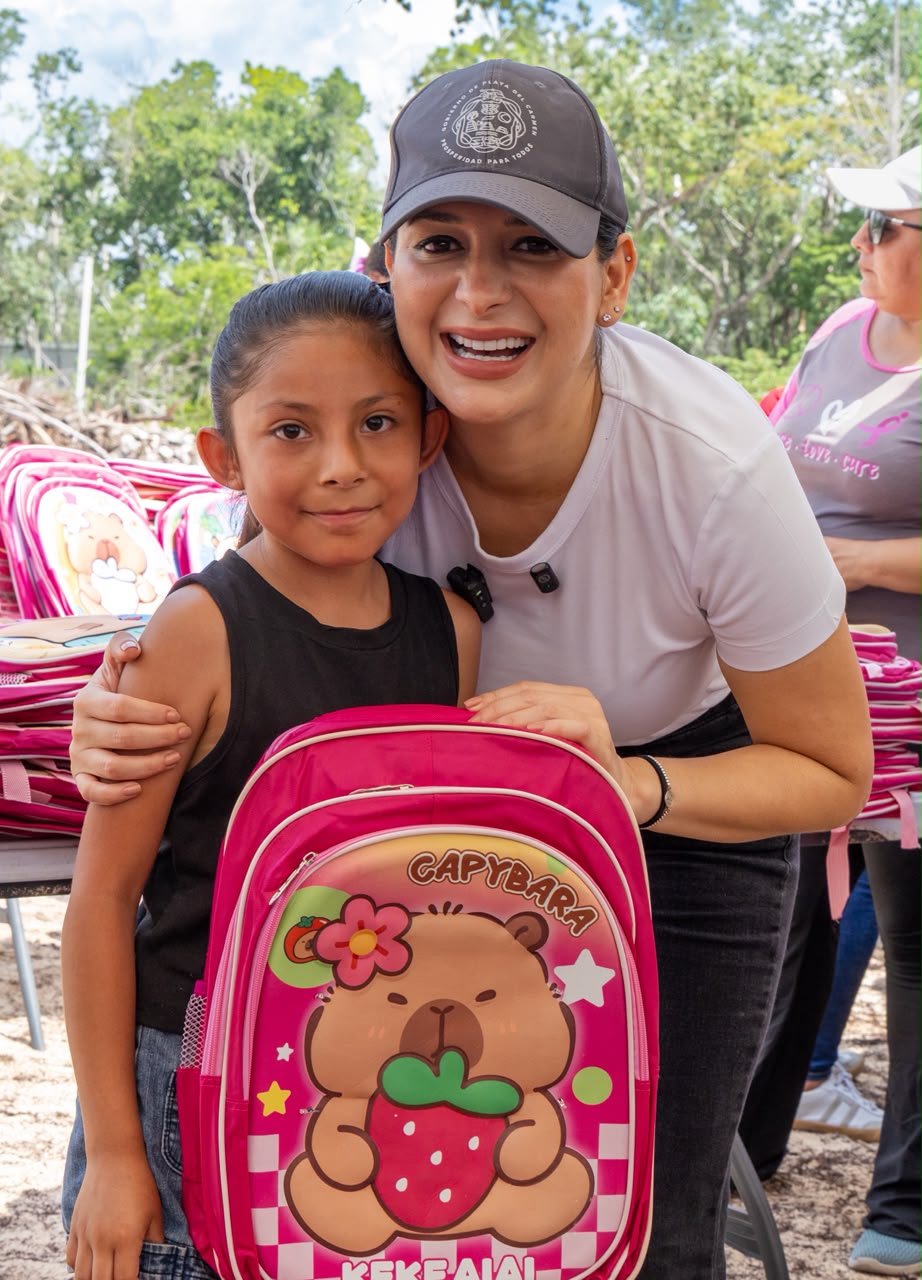 Estefanía Mercado entrega mil mochilas en Playa del Carmen