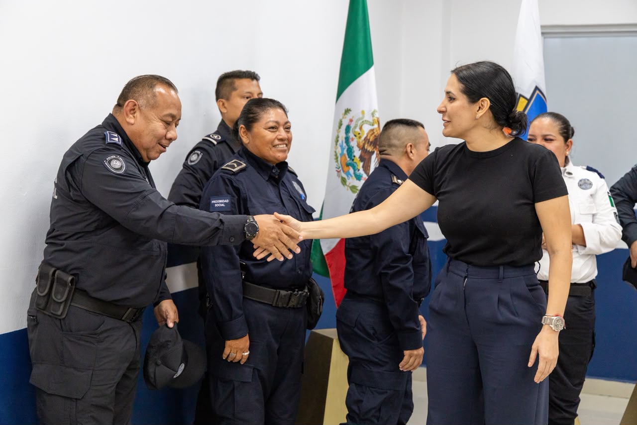 Reconocimiento al retiro digno de policías en Playa del Carmen