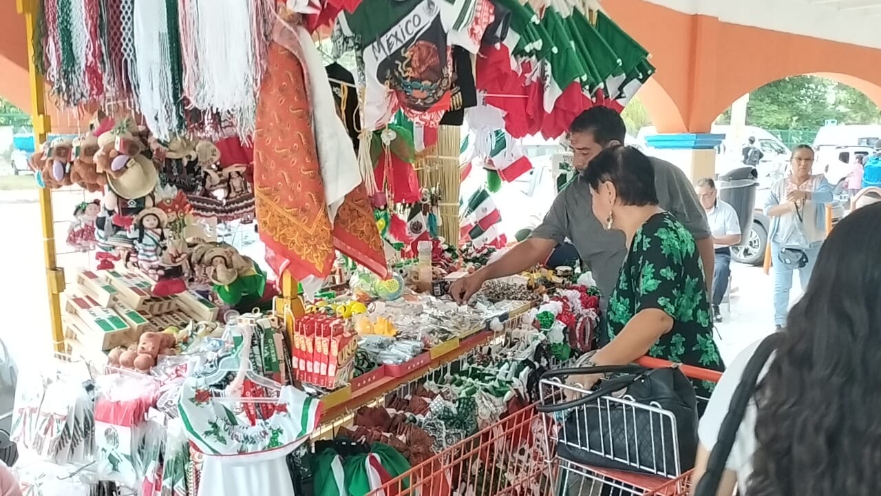 Venta de artículos patrios inicia en Cancún para septiembre