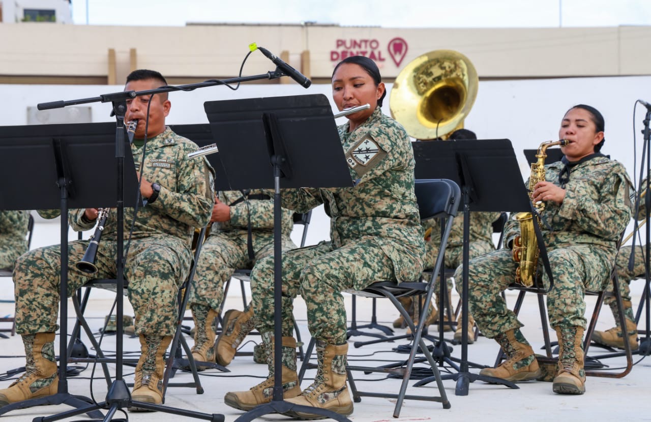 Banda Militar cautiva Playa del Carmen con concierto