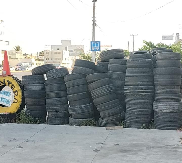 Vulcanizadoras bloquean aceras en avenida López Portillo