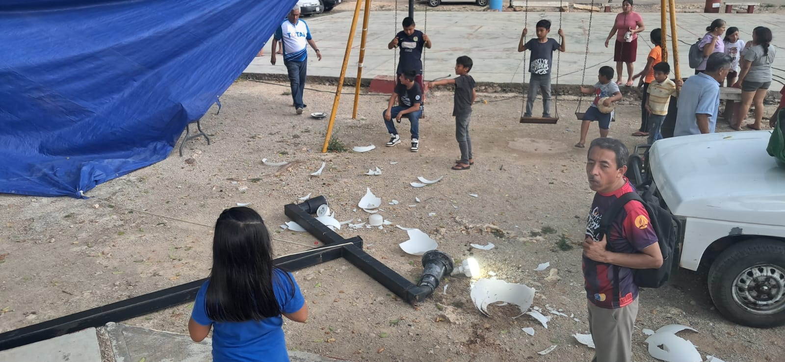 Cae poste en La Esperanza tras meses de advertencias