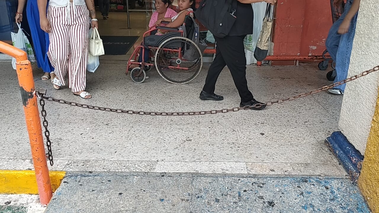 Chedraui en Cancún cierra accesos para personas con discapacidad