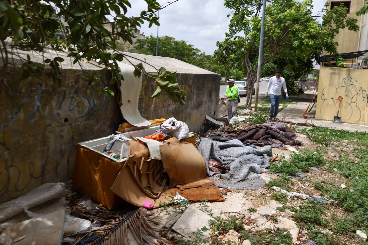 Mega brigada limpia Paseos del Mar en Benito Juárez