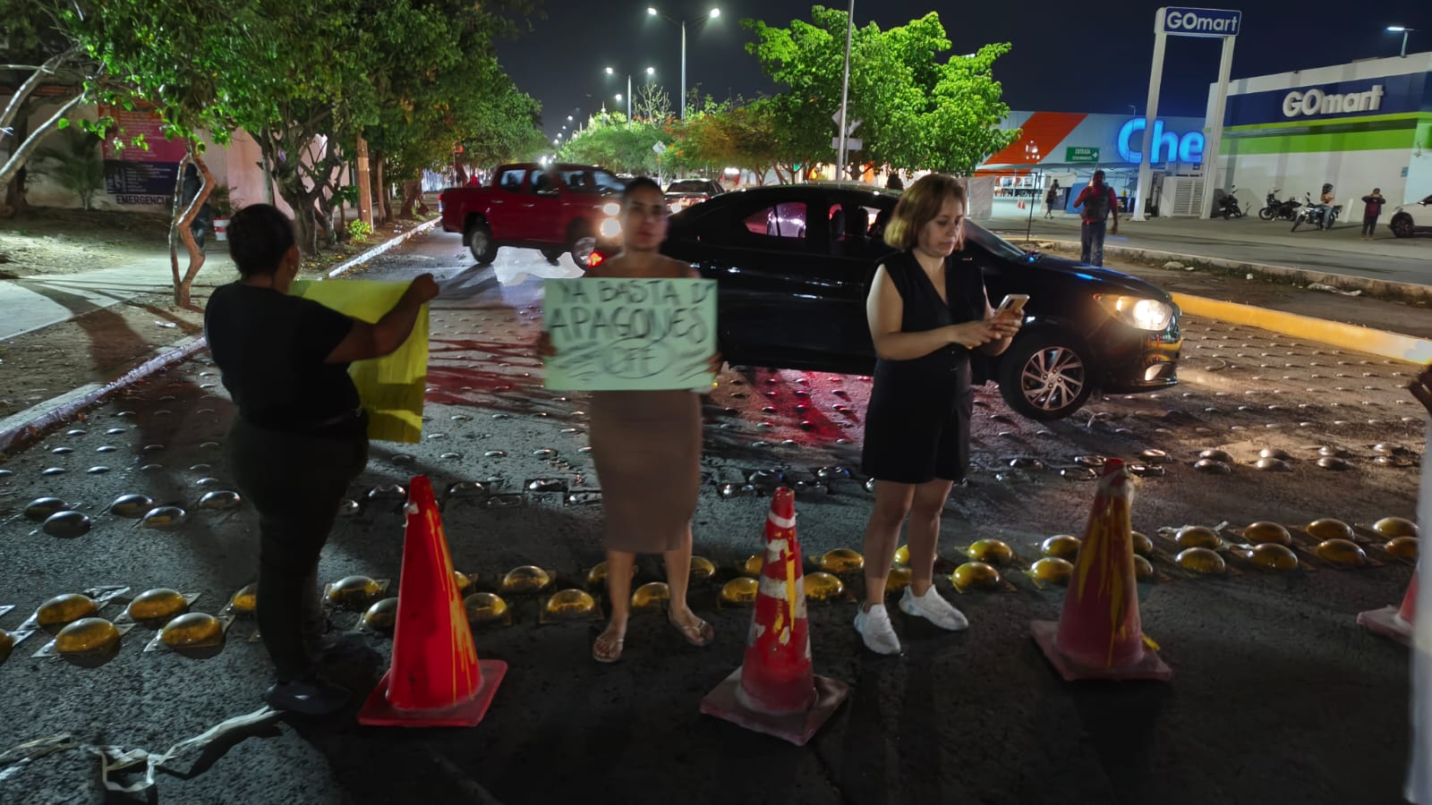 Playenses bloquean avenida por apagones recurrentes