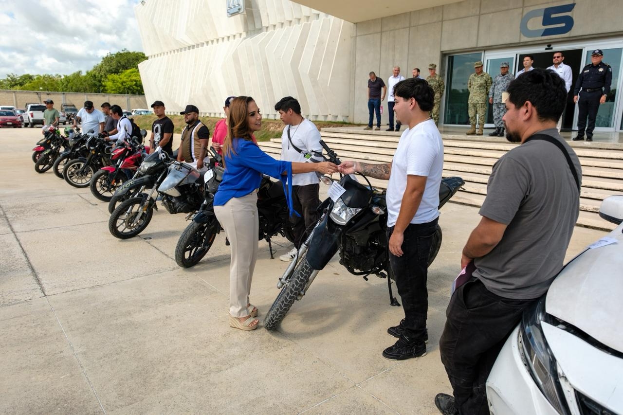 Gobierno de Quintana Roo entrega vehículos recuperados a familias