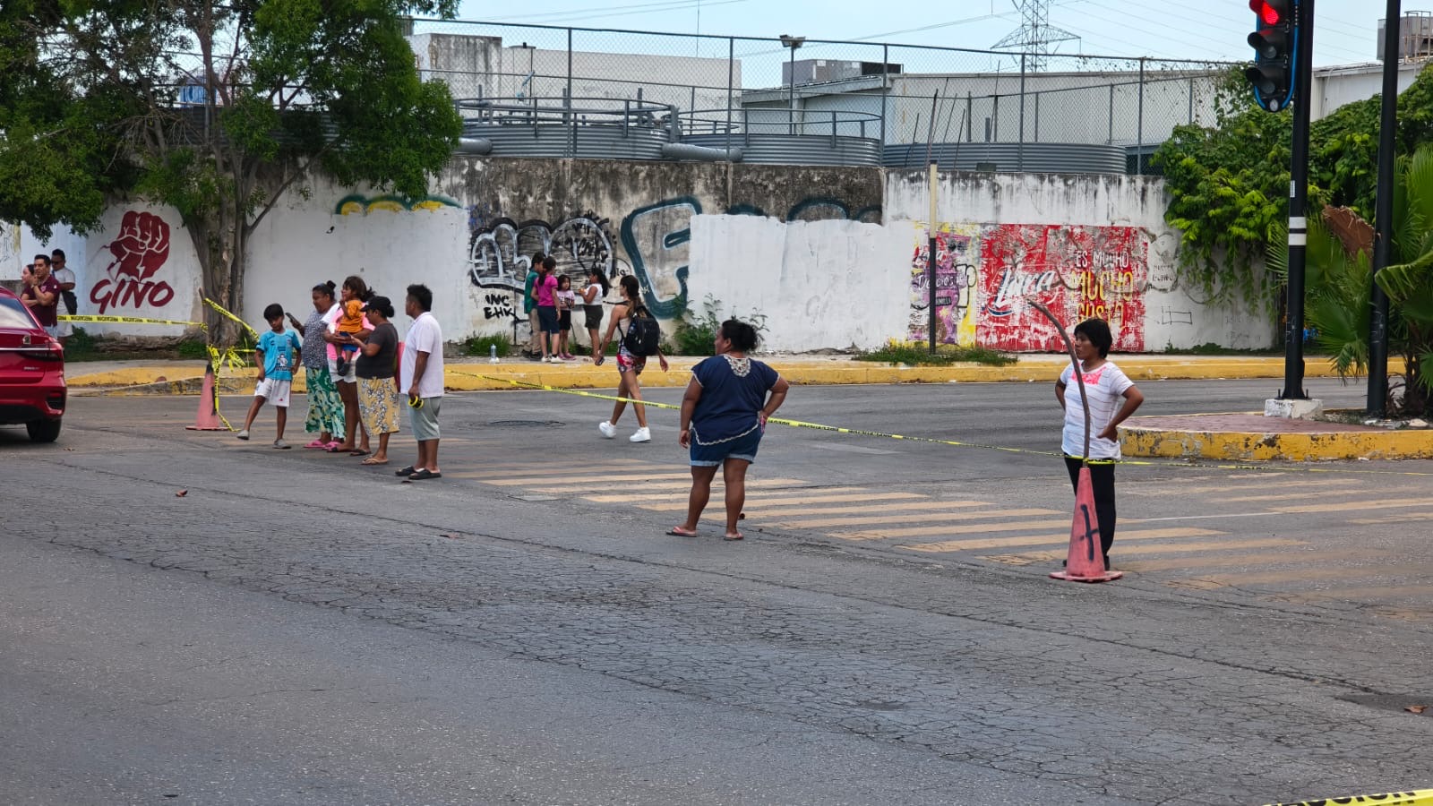 Bloquean avenida en Playa del Carmen por fallas de CFE