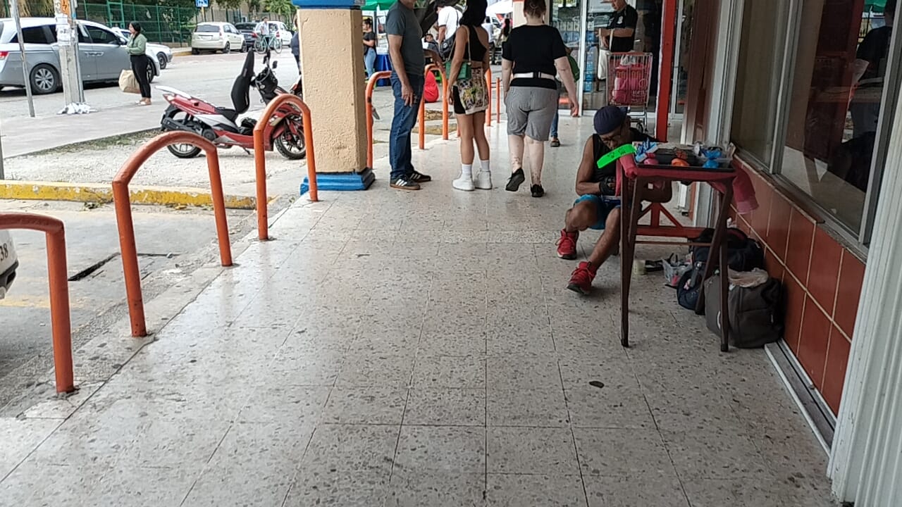 Chedraui Cancún cierra accesos para personas con discapacidad