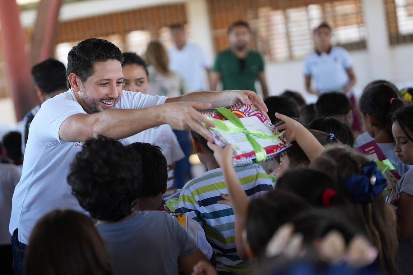 Renán Sánchez entrega kits escolares en Cozumel 2026