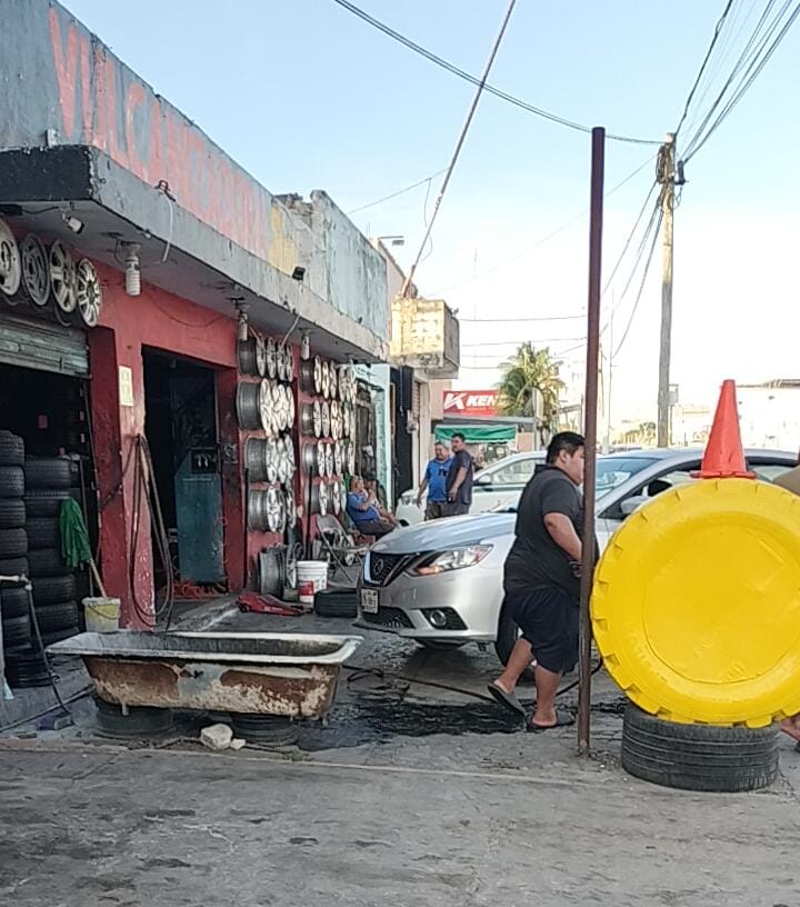 Vulcanizadoras bloquean aceras en avenida López Portillo