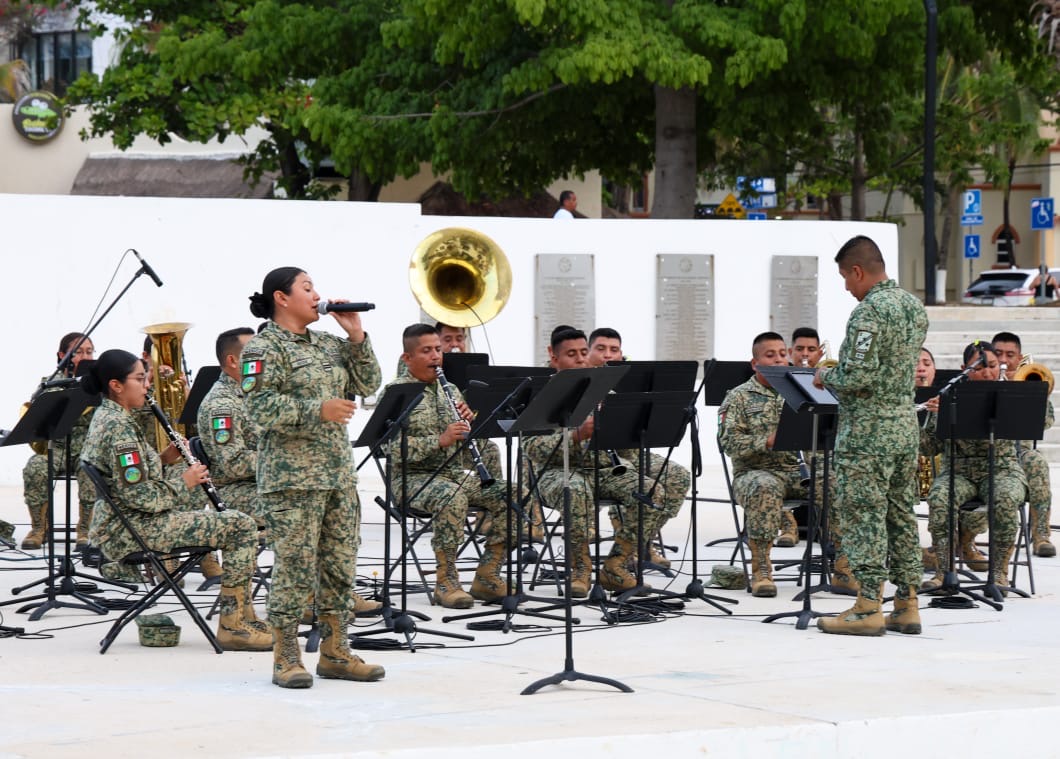 Banda Militar cautiva Playa del Carmen con concierto