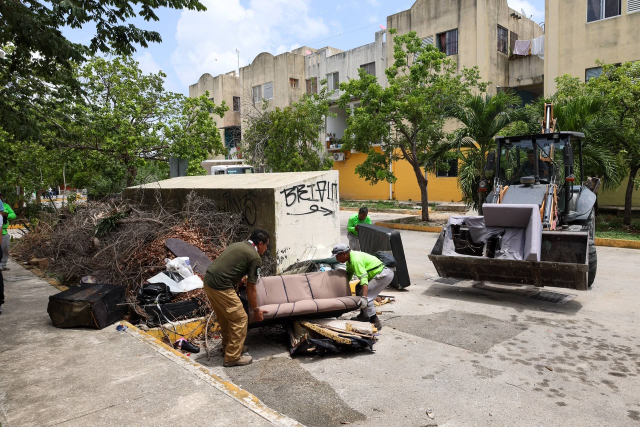 Mega brigada limpia Paseos del Mar en Benito Juárez