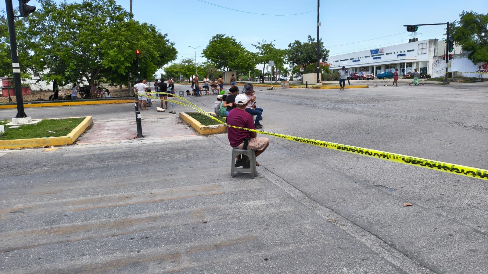 Bloquean avenida en Playa del Carmen por fallas de CFE