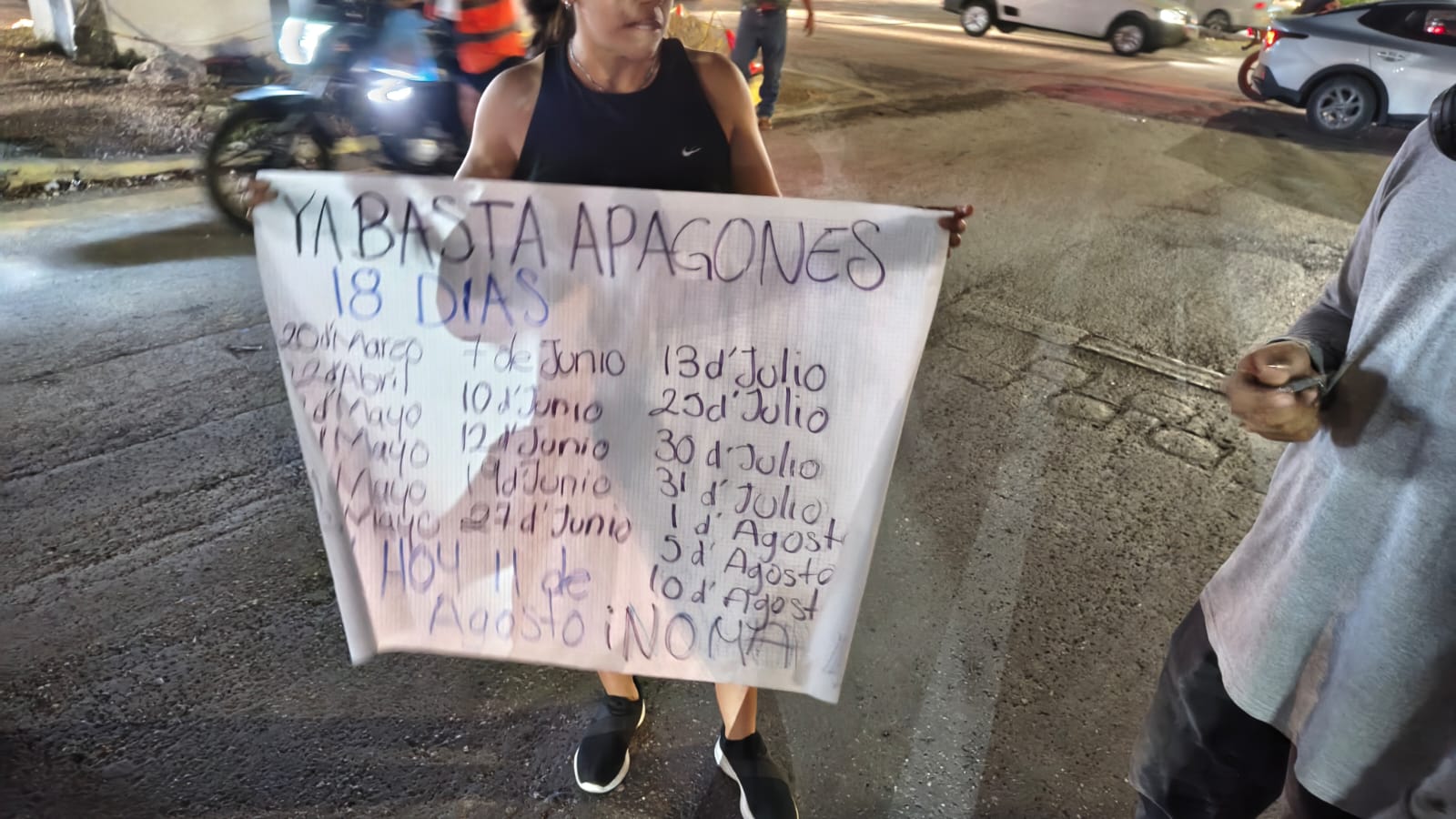 Playenses bloquean avenida por apagones recurrentes