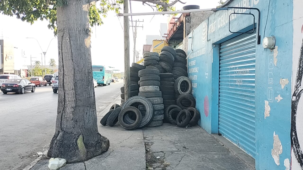 Vulcanizadoras bloquean aceras en avenida López Portillo