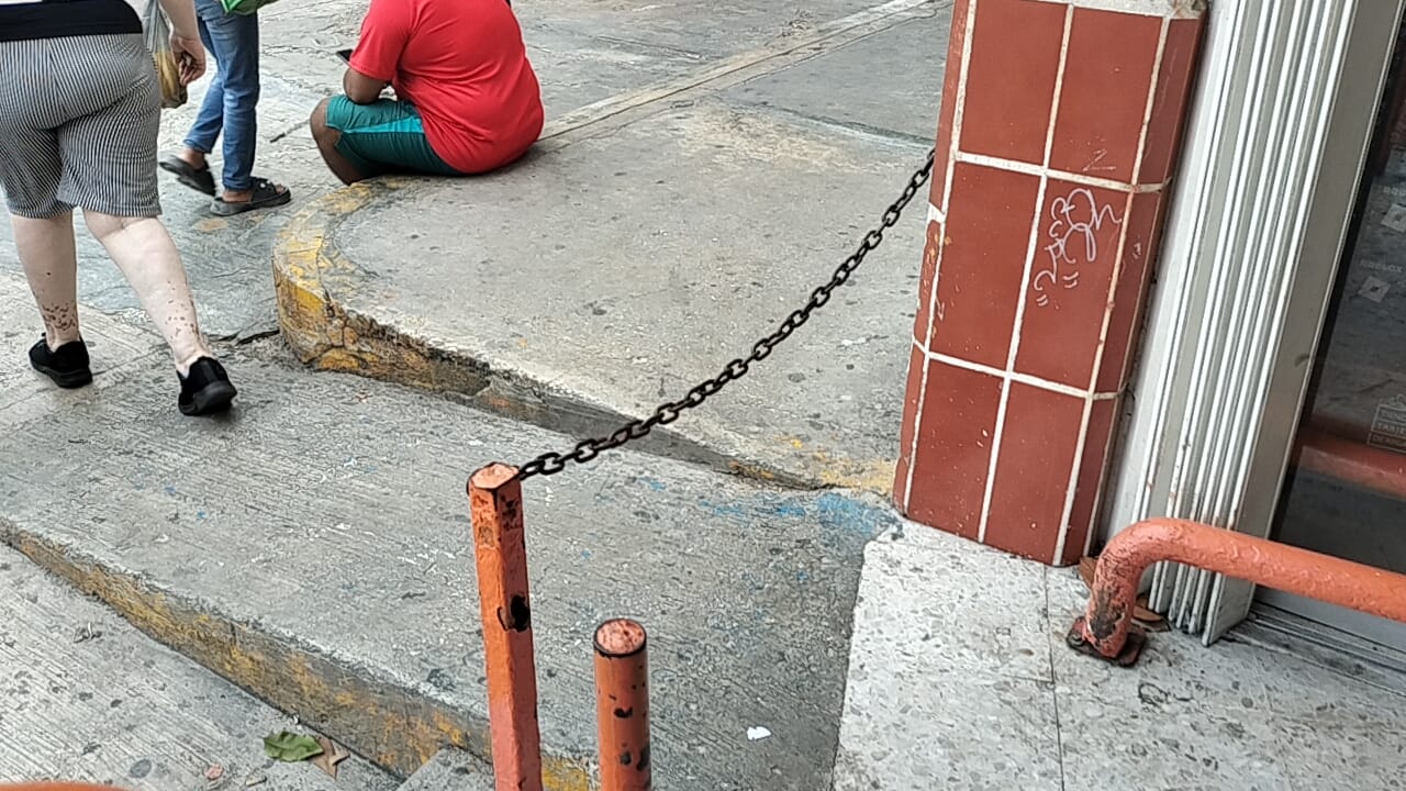 Chedraui Cancún cierra accesos para personas con discapacidad