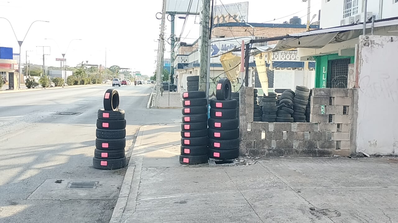 Vulcanizadoras bloquean aceras en avenida López Portillo