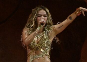 Karol G conquista Los Ángeles con invitados especiales