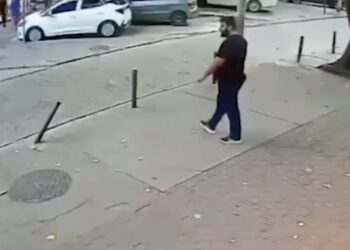 VIDEO; Hombre se salva de morir por centímetros en impactante accidente
