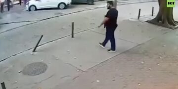 VIDEO; Hombre se salva de morir por centímetros en impactante accidente