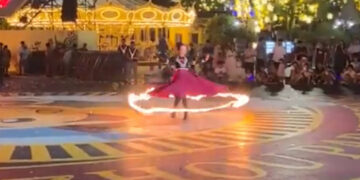 VIDEO; Bailarina queda envuelta en llamas durante espectáculo