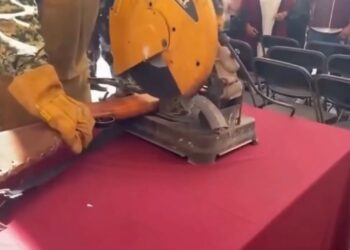 VIDEO: Escopeta se dispara durante jornada de desarme en Michoacán