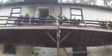 VIDEO; Terraza se desploma durante operativo SWAT