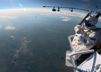 VIDEO; Salto estratosférico rompe récord a 11 mil metros