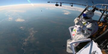 VIDEO; Salto estratosférico rompe récord a 11 mil metros