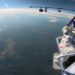 VIDEO; Salto estratosférico rompe récord a 11 mil metros