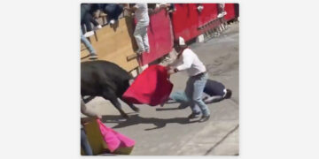 VIDEO; Toro embiste y deja 2 muertos en festival