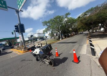 CAOS VIAL EN AVENIDA LA COSTA Y COBÁ POR SEMÁFOROS DESINCRONIZADOS