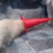 VIDEO; Oso polar bebé convierte un cono en su juguete favorito