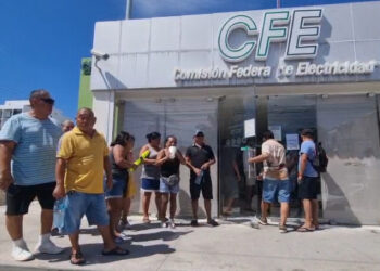 VIDEO: ¡Estalla la furia contra la CFE en Playa del Carmen!